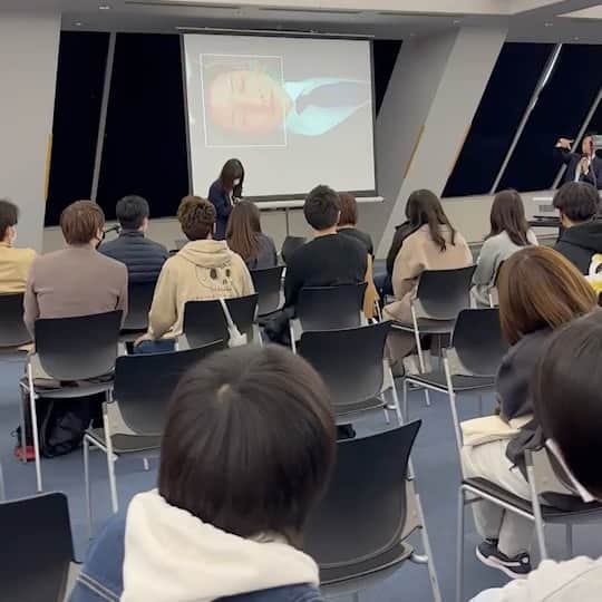 のインスタグラム：「. 美容鍼灸セミナー🤗大阪編 勉強熱心な鍼灸学生にふれ合えて 刺激をもらいました😆 中学時代の夢は"熱血教師" なんか夢が叶った感じの時間でした😁 #美容鍼灸#KADOMORI#カドモリ #美容鍼#美容整体#鍼灸学生#ほね音#カイロプラクティック」