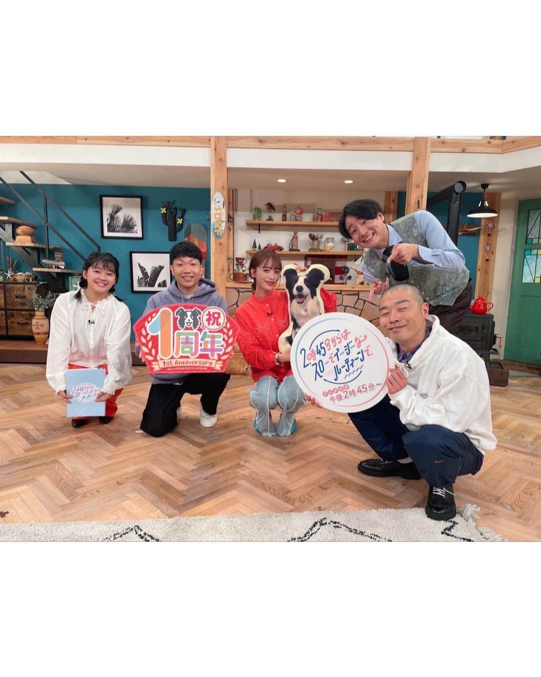 近藤千尋のインスタグラム：「スロイジ @0245slow_easy_routine  1周年おめでとうございますっ👏💕㊗️ こんな素敵なハピウィークを 一緒に迎えれて幸せですーー🌸  アキナのお二人も、谷元アナも、テスちゃんも、 スタッフさんもいつも優しくて大好きだ😍😍 2年目もよろしくお願いします✨💪🏻  今日の髪型は 卑弥呼様〜！でした😇笑  衣装はこちら⏬  関テレ『スロイジ』衣装クレジットです。  トップス @domenicoandsavio  ボトム @thekeijiny  アクセサリー @unoaerre_japan  シューズ @charleskeith_jp」