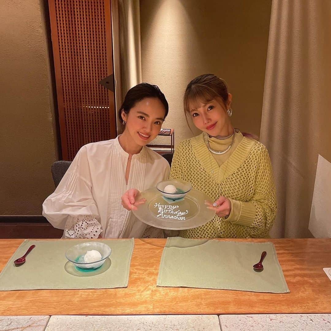 のインスタグラム：「先日の @annasumitani ちゃんお誕生日おめでとう🌸の会🍴  舌が肥えてる杏奈ちゃんのお誕生日ランチは毎年お店選びに悩む😂  今年は銀座の鉄板焼き屋さんへ🍴  同い年なのに、尊敬するところだらけの杏奈ちゃん。 いい意味で男っぽくて、面倒見が良くて、いつも家族丸ごとお世話になりっぱなし。  これからも人生楽しみながら共に歳をとりましょう🥰」