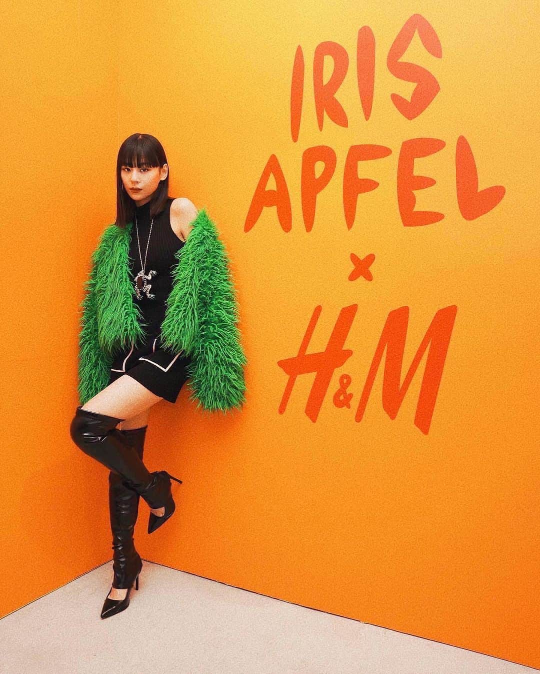 西内まりやのインスタグラム：「ファッションアイコンのアイリス・アプフェル @iris.apfel 生誕100周年を祝した「Iris Apfel x H&M」コレクションの発売イベントにて🧡💚🧡💚  ファッションの既成概念にとらわれず、独自のスタイルを確立してきたアイリス・アプフェルにインスパイアされた、年齢を問わず着られるアイテム全37種類🤹‍♀️  2022年3月31日（木）より新宿店およびH&M公式オンラインストア（hm.com）にて発売🥳  チェックしてね〜💚  #エイチアンドエム #IrisApfelxHM #FindYourInnerIris」