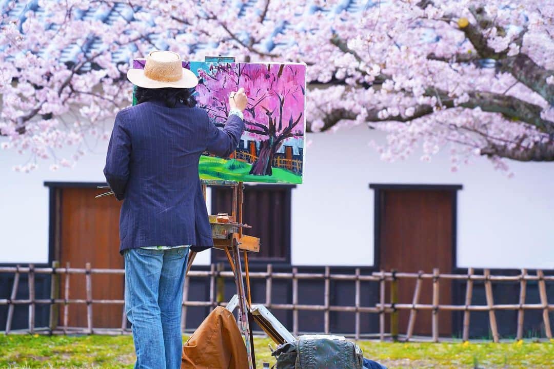 Yota Towatariのインスタグラム：「「春」を描く人。  #photo #photography #photooftheday #beautiful #beautifulphoto #sakura #cherryblossom #pink #spring #artist #art #ohoripark #fukuoka #japan」