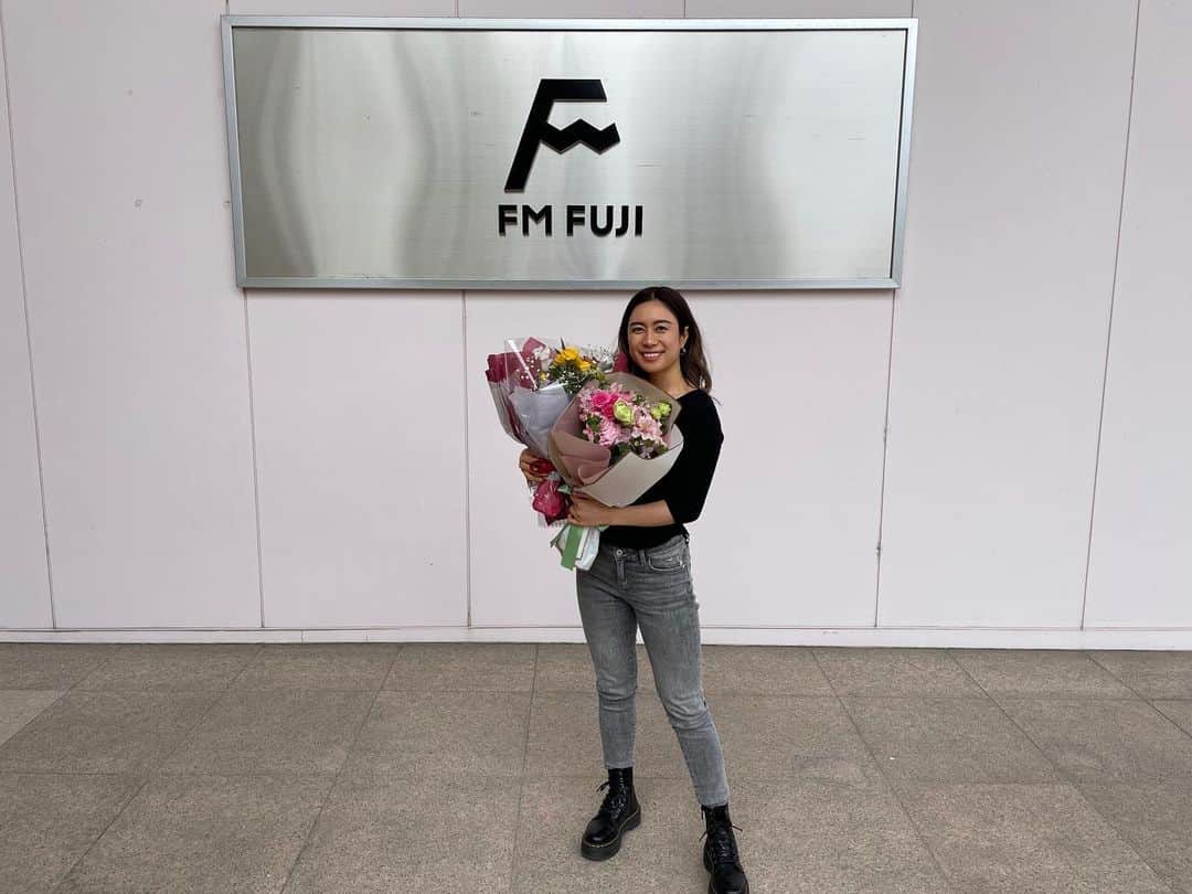 森川真帆のインスタグラム：「【ご報告🌸】 ⁡ 本日、ACTUSを卒業、そしてFM FUJIを退社いたしました。これまでお耳にかけてくださった方、番組にメッセージを送ってくださったリスナーの皆さん本当にありがとうございました。 ⁡ ⁡ そして私事で恐縮ですが、結婚しました🕊 番組内でご報告をさせていただき、たくさんのお祝いのメッセージもありがとうございました。 ⁡ ⁡ 今後は山梨を拠点にフリーアナウンサーとしてお仕事は続けていきますので何卒よろしくお願いいたします！ ⁡ ⁡ 森川 真帆」