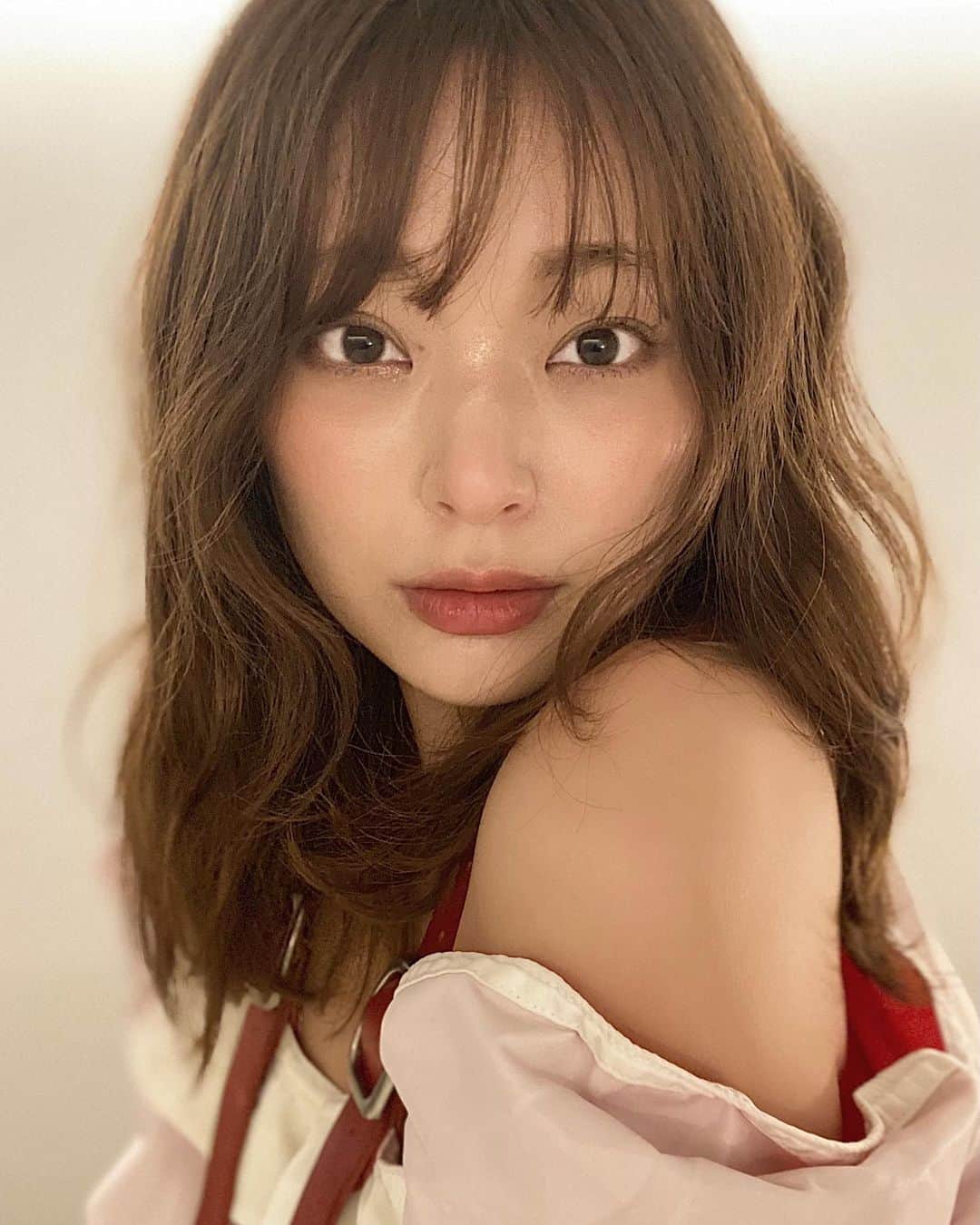 Yuuki mimuraのインスタグラム：「🍃🌿🥚🌿🍃  ᴜɴᴇ ʟɪᴍɪᴛ ʏᴏʏᴏɢɪᴜᴇʜᴀʀᴀ  昨日ハーブピーリングに行ってきました🤍✨  ハーブピーリングは、 一回剥離するタイプのものを 受けたことがあって ほんっとにツルピカになったから またやりたいなぁって思ってたんだけど こちらのサロンで剥離なしのタイプの ハーブピーリングを受けてきたよ✨  1枚目が今日🙋🏼‍♀️笑 めちゃくちゃ薄い下地のみで大丈夫だった🙆🏼‍♀️ ピッカピカーン✨ 剥離しないからすぐメイクもできる💄♪  終わった直後だけちょっと赤みが出るなーってくらいで 全然気にならなかった🍃  ただお肌が敏感な方は よりマイルドな乳酸菌ピーリングというのがオススメみたい🥛  担当してくれた方も ご自身では乳酸菌の方をやるみたい。  やってる最中は結構スースー！ ミントとかメンソール系のスースー感！！ わたしは全然平気でした🧊 お顔がひんやりするくらい🧊  肌質改善を謳っているサロンなので 血流を良くして老廃物を流すために 首肩周りのマッサージや 脚のマッサージまでしてくださいました👣 (脚がむくみすぎてて激痛…💥笑) フェイシャルケアだけでなく 全身ケアしていただけて大満足です🙆🏼‍♀️🍑  サロンは代々木上原駅からすぐで、 コロナ対策もしっかりされており、清潔感のあるお店✨  来店されたモデルさんのサインが壁に書いてあって なぜかわたしまでサインしてくださいって言われて😂 何者でもないのにサインをさせていただきました🥹🥹💦 (もうサインなのかなんなのかわからないけど Instagramのアカウント名と名前書きました笑笑) 本当すみません🥹🥹笑  メニューの詳細も載せておきますね🤍☟  【ｸﾘｽﾃｨ-ﾅ】┈ﾋﾞｵﾌｨ-ﾄ (ﾊ-ﾌﾞﾋﾟ-ﾘﾝｸﾞ🌿) 通常¥16,000→初回¥9,880  【ｸﾘｽﾃｨ-ﾅ】┈ｱﾝｽﾄﾚｽ(乳酸菌ﾋﾟ-ﾘﾝｸﾞ🍼) 通常¥19,000→初回¥12,000  【ｶ-ﾎﾞｷｼ-】(炭酸ｶﾞｽﾊﾟｯｸ🥣) 通常¥11,000→初回¥5,500  【ﾌﾞﾛｳﾒﾆｭ-】ｱﾝﾌﾙ-ﾙﾌﾞﾛｳﾘﾌﾄ ¥5,980  【ﾎﾞﾃﾞｨﾒﾆｭ-】┈炭酸ｶﾞｽﾊﾟｯｸ ｶ-ﾎﾞｷｼ- 21万ppm ¥7,700(他menuとｾｯﾄで¥5,500) ⚠︎範囲によって金額が変更になることがあります  女性だけでなく、男性の方もたくさん通われているそうです✨ わたしのやってる時もお隣は男性だった気がします✨  代々木上原店 予約サイト https://beauty.hotpepper.jp/kr/slnH000536803/  @unelimit_cobo @unelimit_official  #アンリミット#クリスティーナ #ハーブピーリング#カーボキシー #ジェットピール#スキンケア #乳酸菌ピーリング#リンパ #マッサージ#デトックス #ハリウッドブロウリフト #血流からアプローチ#月1のご褒美 #月1の楽しみ#メンテナンス #美容day#美肌#赤ちゃん肌 #代々木上原#代々木#代々木上原駅近 #駅近#駅近サロン#エステ」