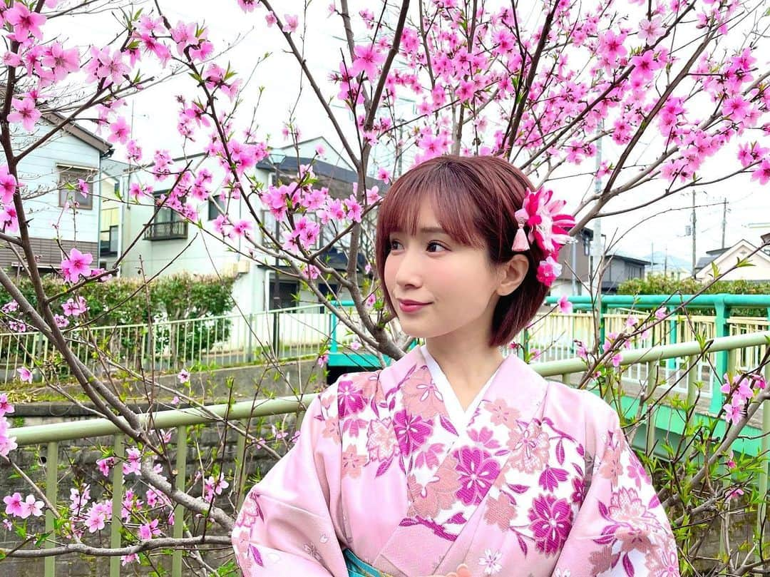 小島みなみさんのインスタグラム写真 - (小島みなみInstagram)「. . 桜と見せかけて桃の木🌸 . ピンクの着物をきて # 週刊大衆 さんの #撮り下ろしグラビア 撮影してきたよ💓 . . 発売日がわかったら またお知らせするね🎀 . . . #ロケ #kimono #kimonostyle #桜 #桃の木 #ピンク #pink #グラビア #撮影 #花桃 #春 #Spring #springfashion」3月29日 18時12分 - kojima_minami_373