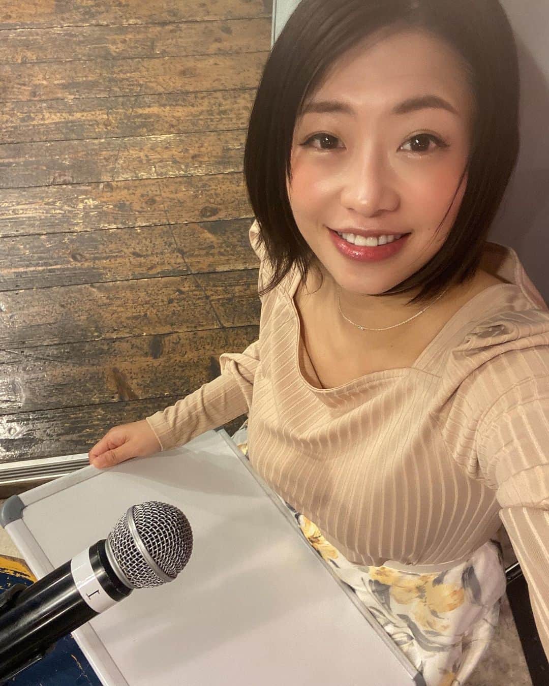 のインスタグラム：「今日はとある方々のYouTubeにゲスト出演❣️ 楽しい🤣 ギックリ腰持ちなのにこんなに高いヒールのブーツ履いてきてしまった💦 無事に帰れるのか〜⁉️ （20分前に帰宅しました）」