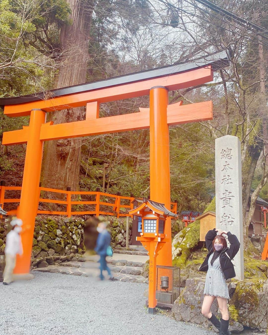 柴崎なおさんのインスタグラム写真 - (柴崎なおInstagram)「ポーズ古いし下手くそ。 縁結びの神様やけん多分どーしてもハートがしたかったんでしょう…💖 . 雨降ってバスも手前で止まってめちゃくちゃ歩いて奥宮までは今回無理やったけんいつかリベンジする🥺🥺 . .  .  #博多弁カープ女子 #カープ女子 #野球女子 #ボレジョ #大阪 #福岡 #japanesegirl   #タレント #モデル #ラジオパーソナリティ  #ポートレート #被写体 #photographer #京都 #京都ランチ #京都旅行 #京都観光 #京都散策 #神社 #神社巡り #神社参拝  #貴船神社 #縁結び神社 #えんむすび #japan #kyoto #kyototrip #kyotojapan #kyotogram #japanesegirl」3月29日 18時49分 - n_srin751