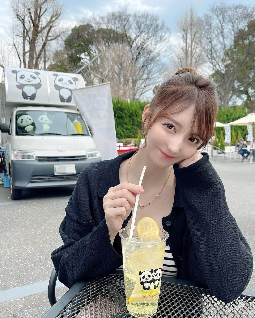 堀みづきさんのインスタグラム写真 - (堀みづきInstagram)「上野公園🐼🌸 桜が満開で見てるだけで癒された〜☺️  たまたまパンダカフェを見つけて テンション爆上がりした私は お昼からレモンサワーを飲みました🐼🍋🍸笑  開放感があって最高に気持ちよかった🥺✨  特に意識したわけではないのですが この日はパンダコーデみたいになってた🤣👍  次は動物園リベンジして 大好きなパンダに会いにゆく🐼💕  #上野公園#上野カフェ#パンダカフェ#上野静養軒#上野#桜#お花見」3月29日 18時45分 - mizuki_027