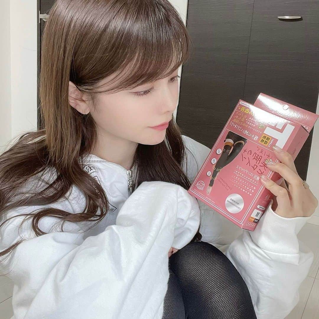 のインスタグラム：「． 脚がぱんぱんになりやすいのがとにかく悩みなので 家にいる時は着圧ソックスを履いてます🌼  この時期はまだ少し冷えが気になるけど これを履いてると暖かいし脚がすっきりする🤍  一般医療機器だし、しっかり着圧してくれるのにコスパもいい◎🧸  シリコンシート付きでかかともケアできる機能やオリーブオイル配合生地なので肌にもやさしいです🥺♡  #PR #着圧ソックス #美脚のヒロイン #コスパ抜群#ドンキ #セルフケア #フットケア #おうち美容」