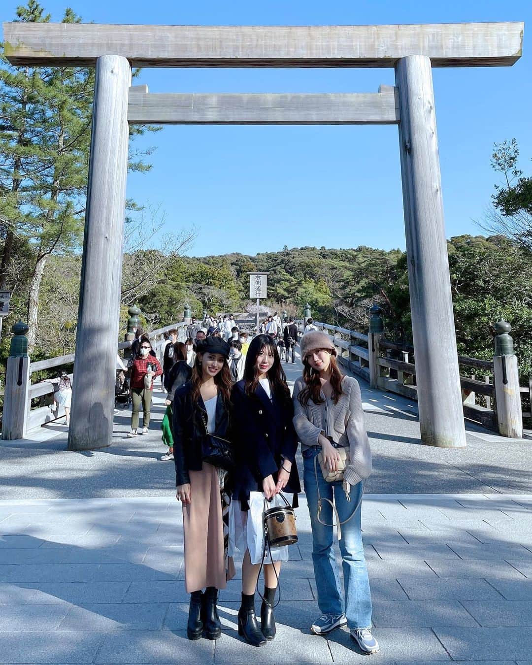 水越愛華のインスタグラム：「3月26日の最強開運日に 伊勢神宮へ⛩  外宮、内宮はもちろん 月讀宮、 猿田彦神社、 佐瑠女神社、 神明神社 にも行ってきました☺️  日本最大のパワースポットと いわれるだけあって なんだかとっても神秘的で 心が浄化されました😌🌿  日頃感謝をしっかり伝えて参拝して、 石神さんは女性の願いを １つ叶えてくれるらしいので しっかりお願いしてきました😌💜  叶うといいな〜😂🥺  また行きたい☺️  #伊勢神宮#お伊勢さん #三重旅行  #最強開運日 #寅の日#天赦日#一粒万倍日」