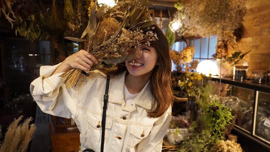 志田友美（ゆうみん）のインスタグラム：「情報解禁まであと３日🫣  お花好きだな〜 お花屋さんとスーパーとドラッグストアはいつまでもいれる。笑。 ドライフラワーとか可愛すぎて無理。🥶💕 いつか、お花に関わるお仕事してみたい♡  #花屋 #ドライフラワー #dryflower」