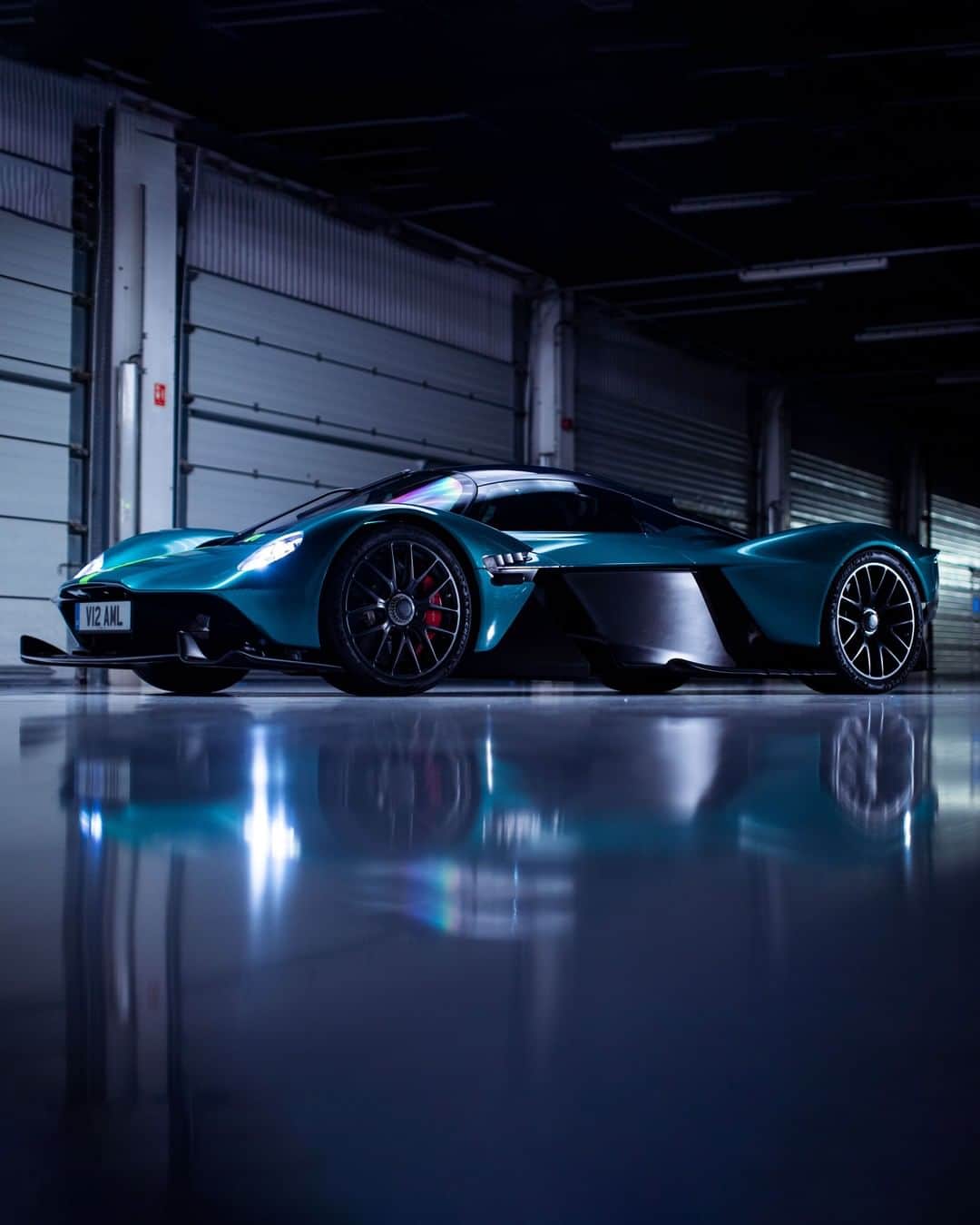 アストンマーチンのインスタグラム：「The most technically advanced Aston Martin ever made. Get to know Aston Martin Valkyrie.   #AstonMartin #Valkyrie #TechTuesday」