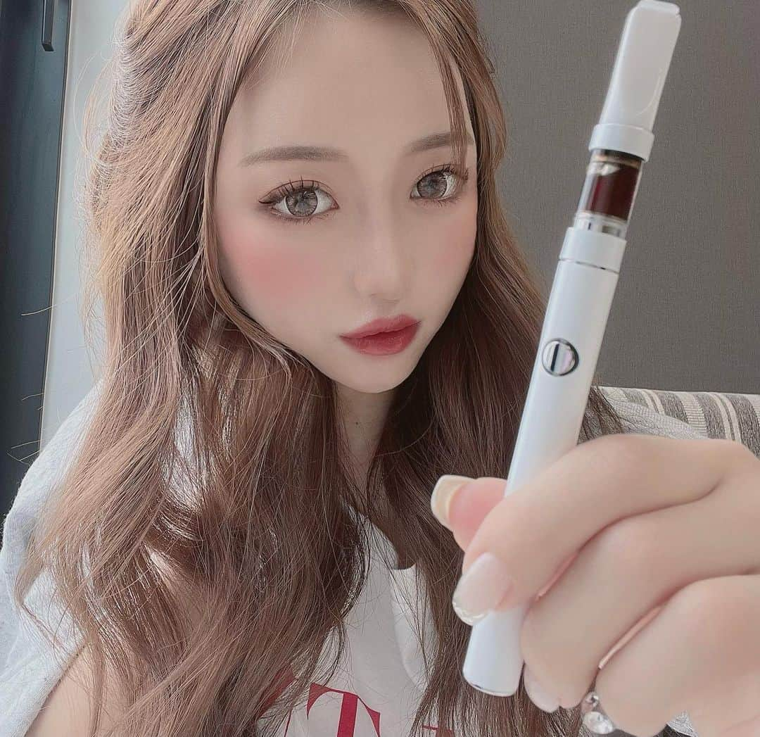 加瀬愛莉さんのインスタグラム写真 - (加瀬愛莉Instagram)「@greenbulldog_cbd のグリーンブルドッグ💚CBD60%カートリッジ ✨  吸った後すごくリラックス出来て眠気を誘ってくれるから、寝る前にいつも吸ってる🥺♥️ ふわっとした気分になれるの💭  麻成分でストレス解消、リラックス効果があって、ブルーベリーの甘い香りがお気に入り🫐💟  #グリーンブルドッグ #CBD #CBDリキッド #ドンキで買える #シーシャ #チル #チルアウト #paidpartnership」3月29日 19時01分 - airi0413_k