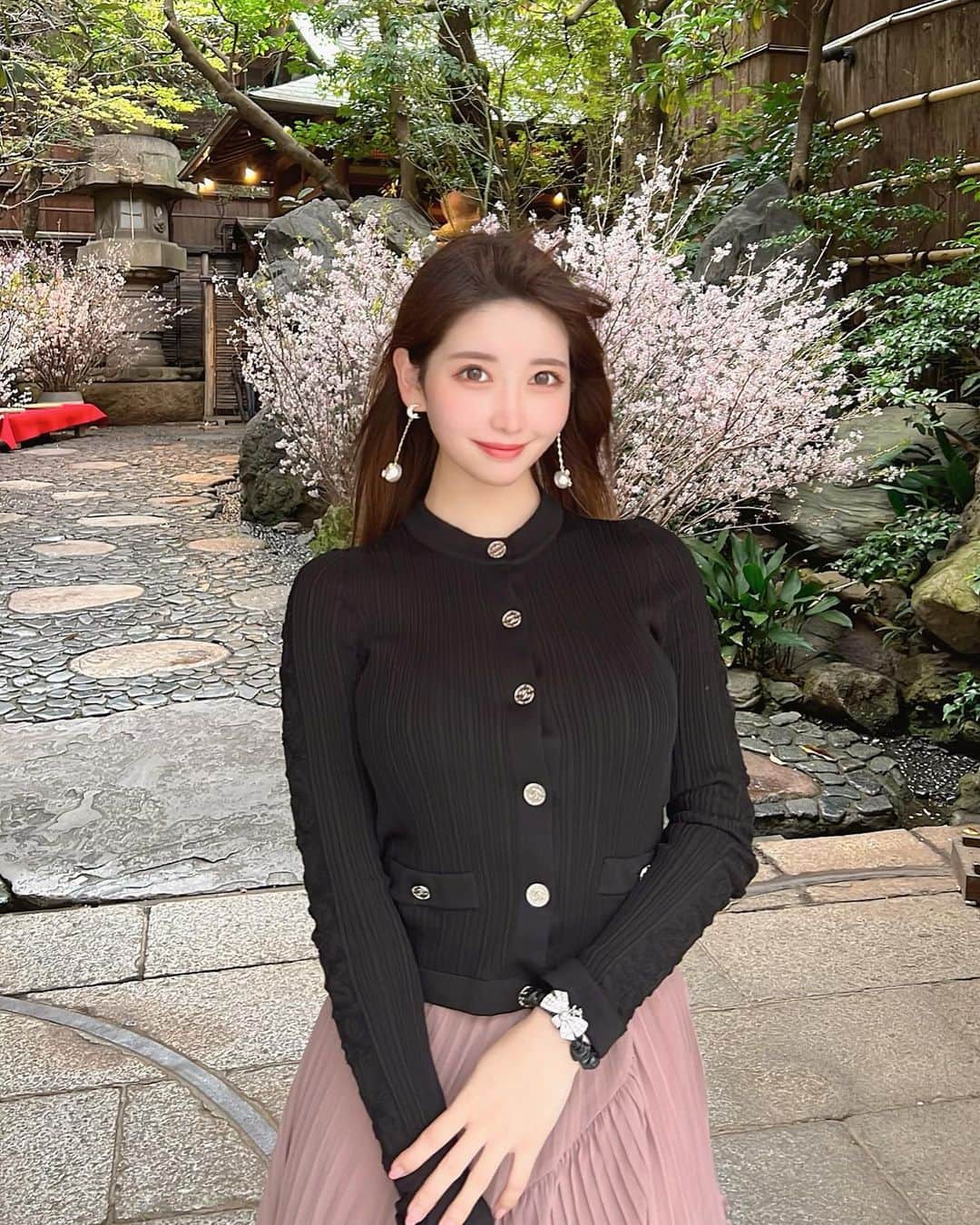 MAYUさんのインスタグラム写真 - (MAYUInstagram)「. 桜がとっても綺麗だった🌸✨ 街中で桜を見かけると心が和む。 日本人で良かったなぁと思う瞬間のひとつ☺️🌸 . . 風が強くておでこ全開🤣 . #桜#お花見#治作#つきじ治作#水炊き#fashion#ootd#sakura#cherryblossom#cherryblossoms#hanami#japan#japanesegirl#chanel#chanellover」3月29日 19時14分 - mayu.kina_golf