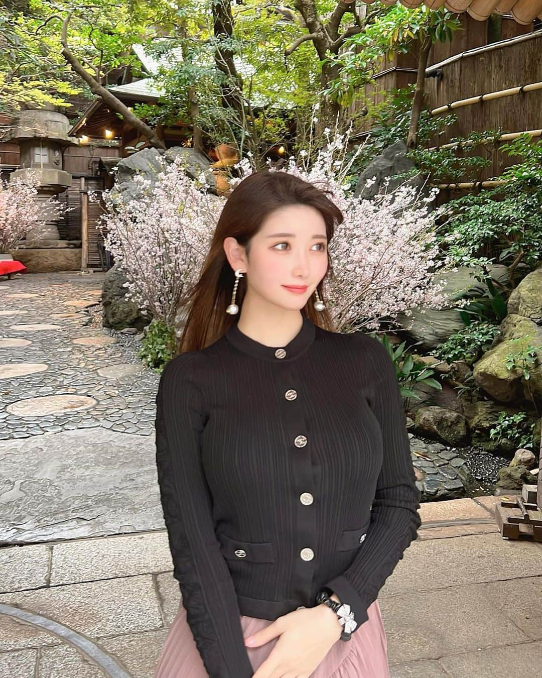 MAYUさんのインスタグラム写真 - (MAYUInstagram)「. 桜がとっても綺麗だった🌸✨ 街中で桜を見かけると心が和む。 日本人で良かったなぁと思う瞬間のひとつ☺️🌸 . . 風が強くておでこ全開🤣 . #桜#お花見#治作#つきじ治作#水炊き#fashion#ootd#sakura#cherryblossom#cherryblossoms#hanami#japan#japanesegirl#chanel#chanellover」3月29日 19時14分 - mayu.kina_golf