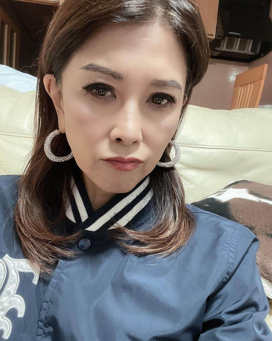 Naoko（なおこ）さんのインスタグラム写真 - (Naoko（なおこ）Instagram)「😑 😑 😑 ⚽️ 今日はあるんかい 民放で。  今年は ⚾️も興味あり  わたしも ドローンで 通勤したいよ  #新庄  つり目メイクした日 キリッ👁  #筋トレ #筋トレ女子 #筋トレダイエット #筋トレ女子と繋がりたい #筋トレで減量 #くびれ#美ボディ #アラフィフ#なおこ語録#アラフィフコーデ#筋トレ日記 #筋トレ生活 #ボディメイク #50代の筋トレ #熊本 #アンチエイジング#kumamoto #Trainingmotivation #Bodybuilding#Muscletraining #fitnessmodel#training #workoutvideo #gymgirl#Housemusiclove」3月29日 19時14分 - smile_naohibi