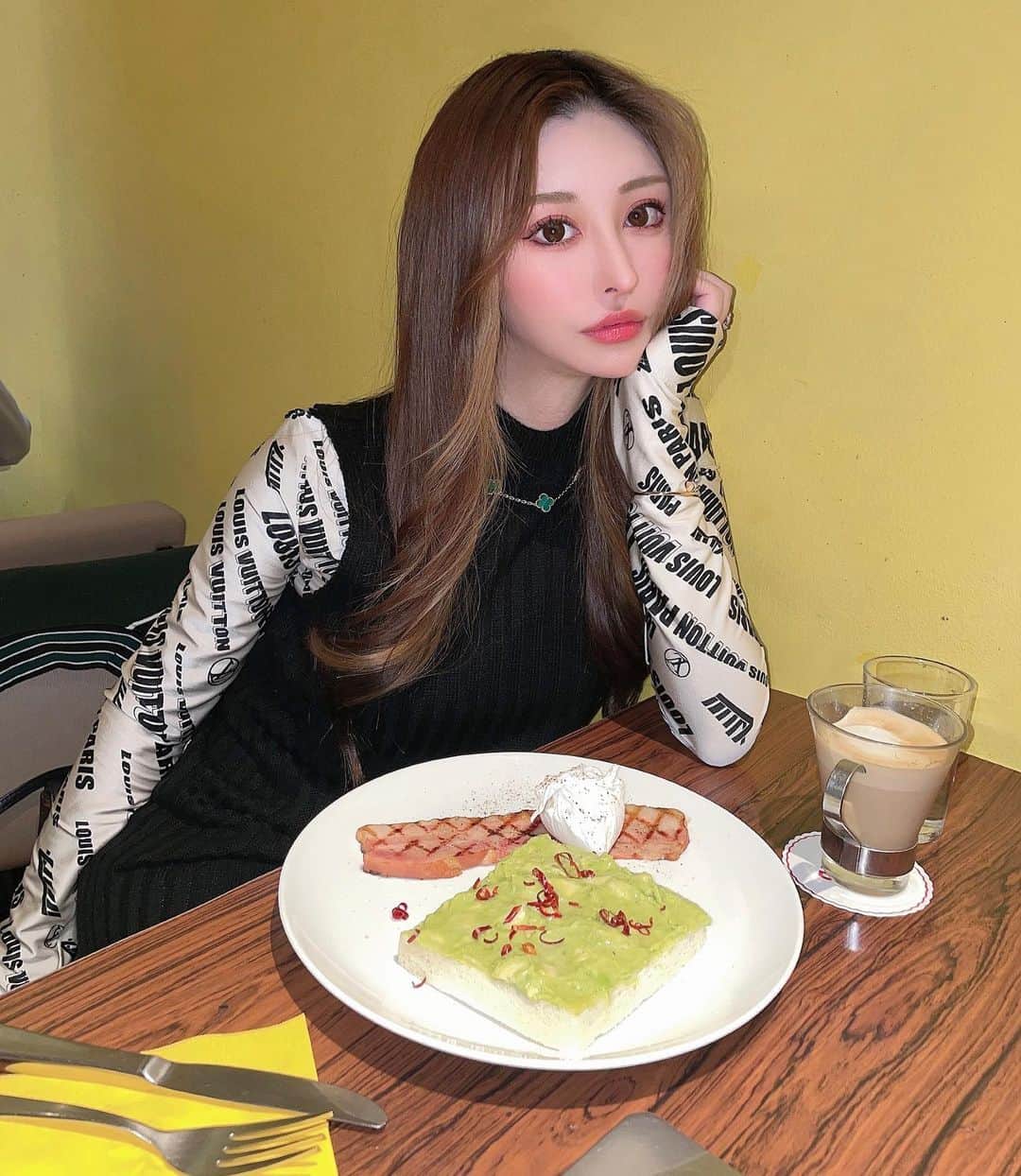 藤咲めいのインスタグラム：「大好きならんちゃんにお祝いしてもらった時の服😚🍰💞  👗LOUIS VUITTON 🧶SHEIN  総柄のワンピースにニットワンピを重ねて着てます❤️‍🔥 これだとロゴの主張控えめで着やすい☺️🌸笑 他にもシャツワンピの上とかに着たら着回しもできそうなアイテムでした🙆‍♀️  . . #louisvuitton #shein #レビュー #表参道カフェ #ootdstyle #code #me #f4f」