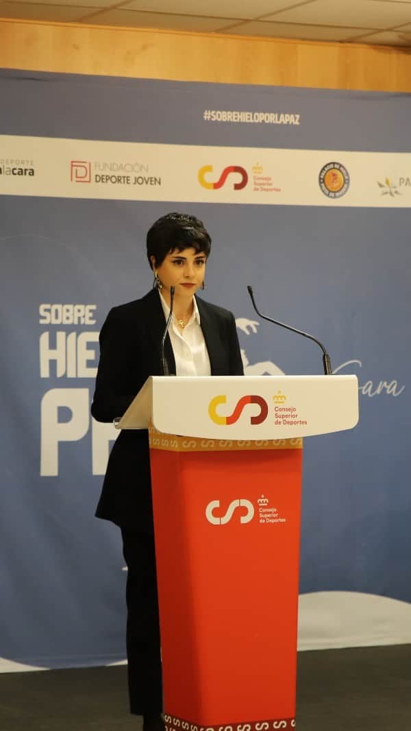 のインスタグラム：「Por si queda alguna duda sobre el por qué de #SobrehieloporLaPaz …  Aunque la calidad del vídeo no sea la mejor, creo que es irrelevante. Lo importante son las palabras que escribí de corazón para abrir hoy la presentación.  Si escucháis, entenderéis.  -Primer discurso de mi vida✅ -Conseguir no llorar (por poco) hablando de Ucrania✅ -Recuperar la esperanza✅ -Que el patinaje sobre hielo sirva de herramienta para hacer de este mundo un lugar mejor✅  Pues creo que ha sido un buen día 😊🤍🕊⛸  Gracias equipo, sois enormes. #eldeportedalacara」