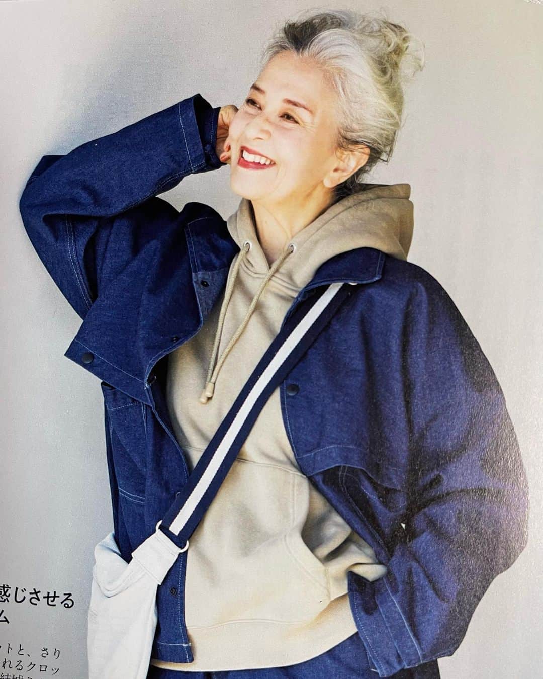 結城アンナさんのインスタグラム写真 - (結城アンナInstagram)「👖若い頃と変わる事なくデニムが大好き、や…考えて見ると👀今の方がもっと好きかも知れない❤👖I've always loved jeans, now maybe more than ever❤️  ku:nel 5月号2022   リーバイ・ストラウス　ジャパン  photo:加藤新作 hair&makeup:長井かおり  🕊Peace & Kindness🕊  ✨May all your dreams come true✨  ☆☆♡☆☆☆☆☆♡☆☆☆☆☆ #デニム #jeans #agepositive #positiveaging #greyhair #グレーへアー #エイジポジティブ #ポジティブエイジング #仕事大好き #japanesemagazine #ageism #エイジズム」3月30日 6時03分 - ayukihouse