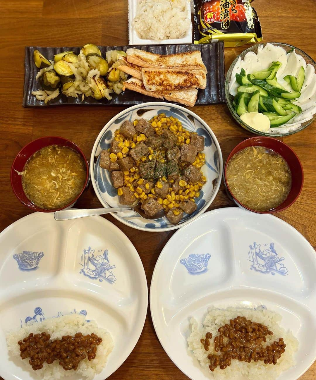 西山茉希さんのインスタグラム写真 - (西山茉希Instagram)「たまにはじまる。 食後のステージ。  楽しそうでなによりですが、 片付け始めたいのもやまやまです。  #西山食堂 #赤の存在の大切さ #トマトを補充せよ  味付けや工程はyoutube生配信アーカイブに残っています。 7倍速くらいで観れたらオススメしやすいのにと思っています。  ぐんもです。」3月30日 6時06分 - maki.nshiyama50