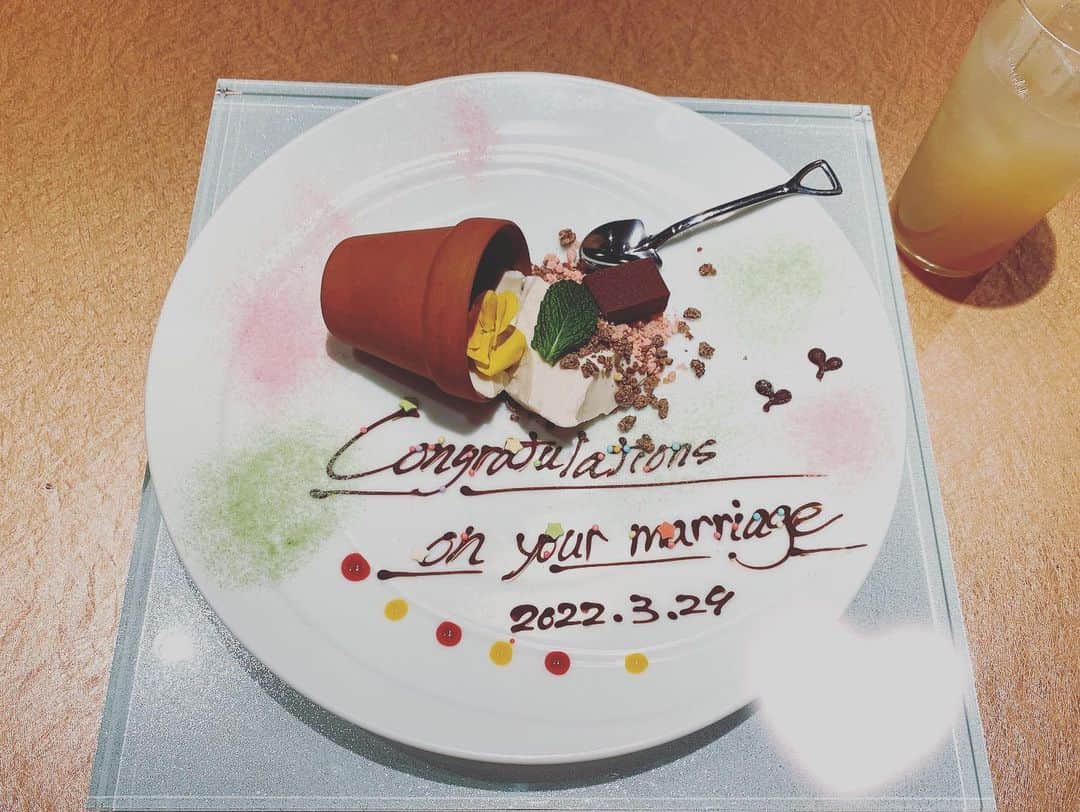 里見咲紀さんのインスタグラム写真 - (里見咲紀Instagram)「【ご報告】  結婚しました｡･*🕊💍」3月29日 21時20分 - satomi_saki