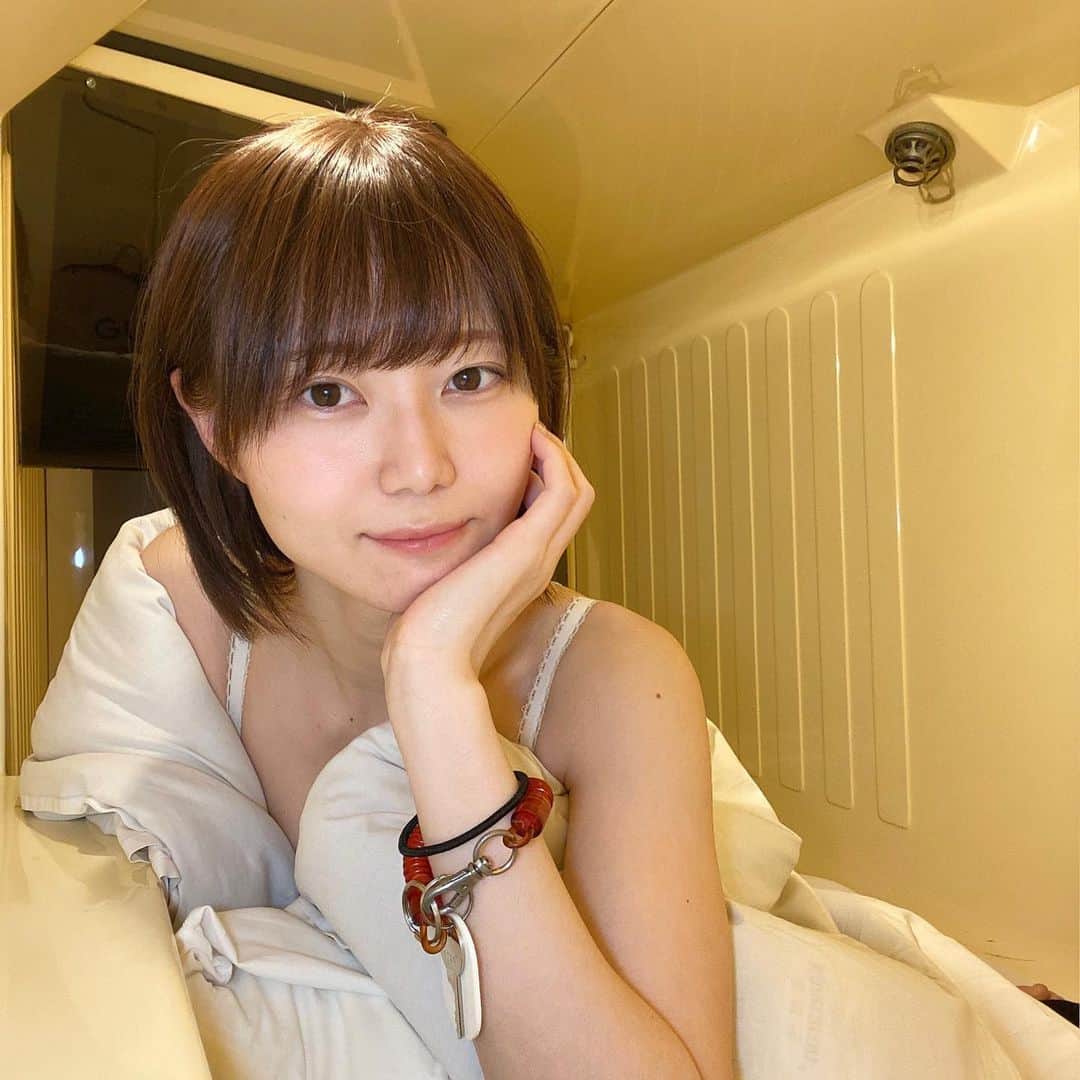 のインスタグラム：「1人で意味も無く泊まったときの✌️ なんか黄色っぽくて可愛い🥺🤍」