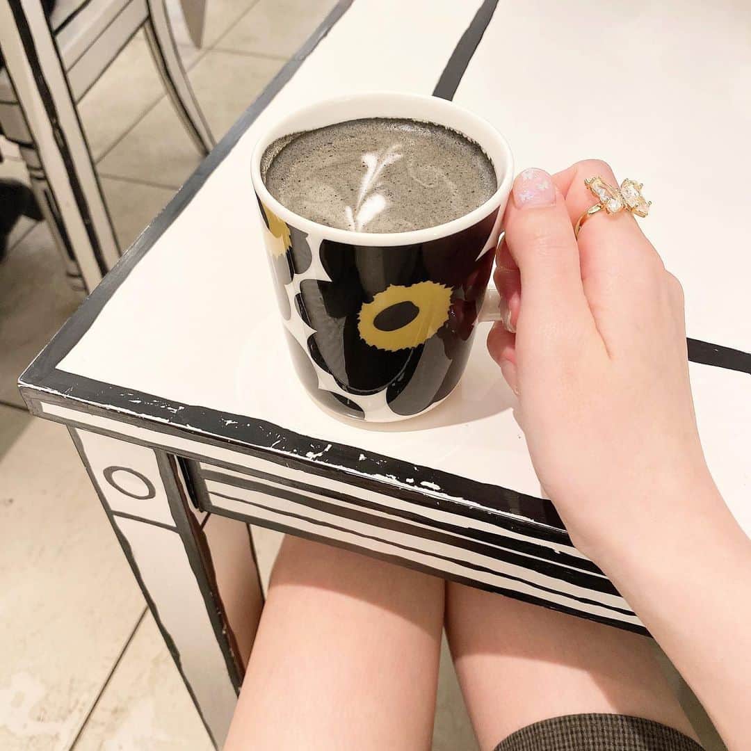 いけちゃんのインスタグラム：「新大久保の2D cafe〜！ モノトーンで可愛い🥺🌸」