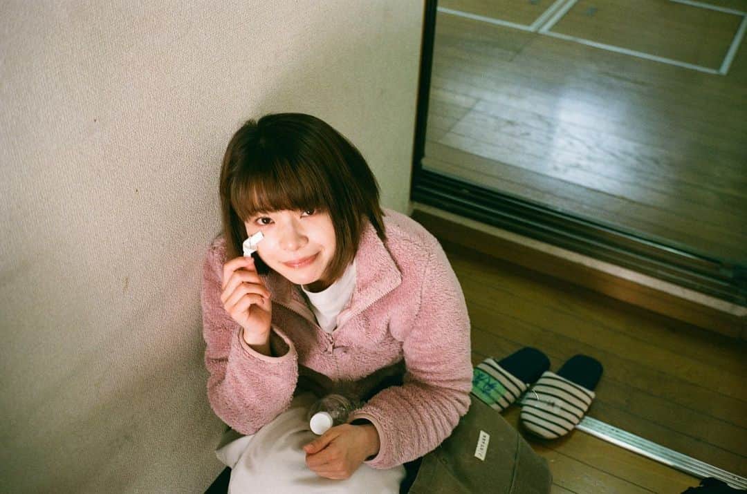 岸井ゆきののインスタグラム：「パンドラ （ @pandora_ntv ）の現場ではやさしくてあたたかい方々に囲まれて、わたくしも毎日ほほえむように笑っているつもり。ほんとは歯出してはははは笑っているけど。  桜は本当にきれいだねえ。見つめても見つめてもとめどなく降ってきていっしゅん限りないような気がするけど日毎にすこしずつ枝を見せてくるのん切ないのう。 最近はしんたまねぎを切るのが好きです。 しんたまねぎと包丁の相性は最高。選挙の投票用紙とえんぴつの相性と同じくらい極上で、期間が限定されているところも同じ。しんたまは別に、ずっといてくれてもいいよ🧅 というかんじで日々ロケに出たりスタジオこもったり、しています。  『やがて海へと届く』の撮影時の写真をやっとこさ載せてみました。えーなつかしい！！ お菓子のゴミは折っちゃうでしょそりゃ。 4／１全国ロードショーです。まもなく。 出会いと別れなんていつだって訪れるものでそれが人生と生活ですけど春は特にそんな気持ちになりますね。 ぜひ観てほしいです！！よろしくね！！ #やがて海へと届く　🌊 #パンドラの果実　🍅」