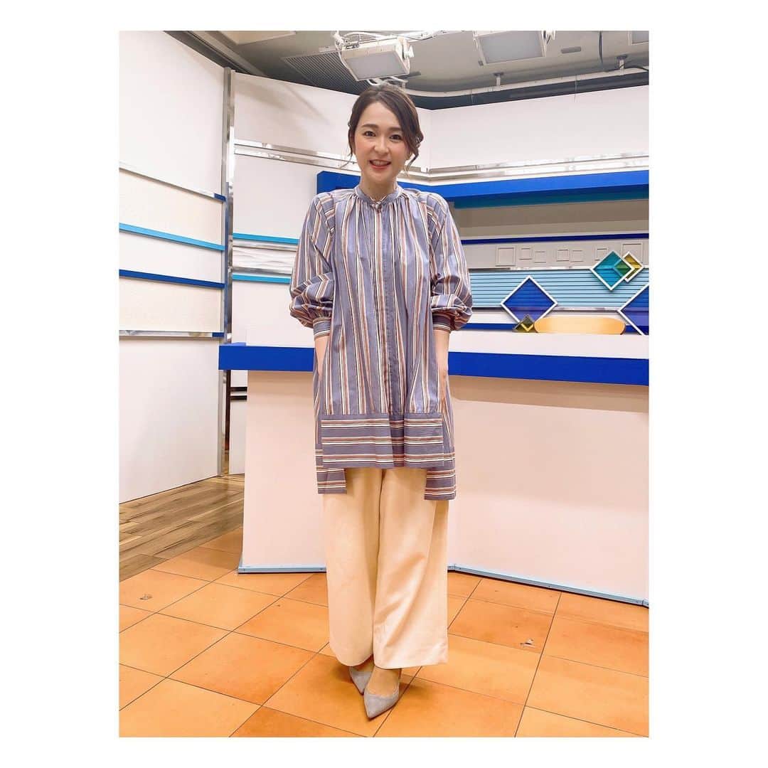 小野口奈々のインスタグラム：「・ 先日の衣装のご紹介💓 春らしい、ストライプのシャツは ふんわりシルエットと絶妙な丈感がツボでした😆 前と後ろで長さが少し違うところもお気に入り✨ こんな素敵なシャツを着てお花見したいな〜🌸 #アナウンサー衣装 #ストライプシャツ #シャツコーデ #春コーデ #30代ファッション  #fashion #herencia」