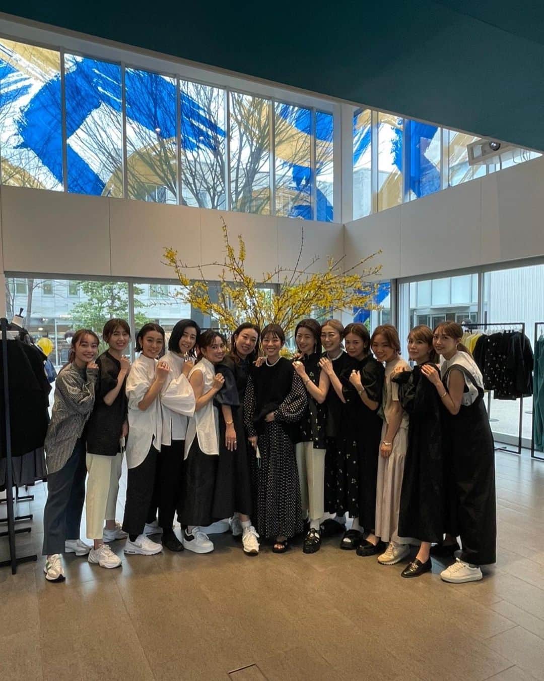 小祝麻里亜のインスタグラム：「💙💙💙🌼  代官山での @machatt_ pop up🌼🏰  関係者様をお招きしたPR展からはじまり、全4日間の営業にも関わらず建物まるごとMACHATTのシーズンカラーに染まりきった空間に初日から心弾みました🤗💙 ディレクターの @masacoshonaka さんや @urako0618 さん、　@miho_middleland さん達をはじめとするチームマチャットの団結力🫡全国大会の決勝を控えた部活のような掛け声からはじまり、パワフルで刺激的な毎日でした🌼✨  やっぱりおしゃれは活力だなと感じた日々😊💙💙アパレル、PR界の大先輩( @haruka_.style さん筆頭に)の皆さまと働けて、胸熱で充実でしかなかったです🌼  御来場くださった皆様も本当に有難うございました🥹🫰(何回もお会いしたお客様はもう知人のように親近感が沸いておりました💓)  私も物欲が炸裂してしまったのはここだけのお話🫣 ． ．＿＿＿＿＿＿＿＿ #マチャット #MACHATT #popupstore #代官山 #셀스타그램 #얼스타그램  #코디#스타일링  #데일리룩」