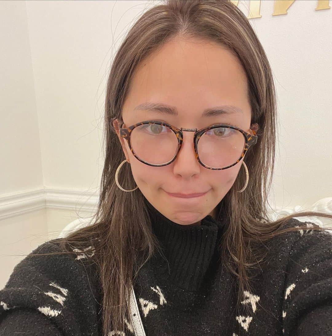 倖田梨紗のインスタグラム：「@a_clinic_ginza の 吉川先生 @aclinic_yoshikawa で《Aスレッド》を受けて1週間経ちましたーっっ 手術中は本当に先生が優しくて 安心して施術できて、絶対年下なのに お姉ちゃんて感じで甘えたいくらいの優しく頼れる先生でした😊 腫れは耳の横が少し腫れたけど ４日くらいで目立たなくなったよ👍  周りからも若返ったっとか、スッキリーいーなーっと嬉しすぎる変化♥️ メイクしても写真でも盛れて 最近自撮り全然撮らなかったけど 撮りたくなる🤣  たるみの毛穴とか輪郭のもたつき、 ほうれい線に悩んでる人は絶対やったほうがいい!!!!絶対絶対おすすめです😊👍👍👍  #aスレッド #糸リフト #aclinic #aclinic銀座 #aclinic新宿 #aclinic横浜 #aクリニック #エークリニック#美容 #小顔 #美肌 #リフトアップ #美容外科 #美容皮膚科 #美容クリニック  #吉川彩」