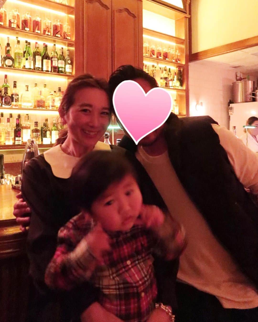 Mai Wakimizuのインスタグラム：「結婚7年記念日のdinnerは、ずっと行ってみたかったGATSBY @gatsby_boozysにて♡2枚目は結婚記念日にぴったりなカクテルを作ってもらいました♡"jack rose〜2人で過ごす最幸のとき〜"だそうです。照♡ いつもハートいっぱいのlineをくれたり、子育てに対して全協力でいてくれたり、そんな愛情いっぱいの主人と8年目も楽しく過ごしたいです♡息子もしっかりはいっポーズ＼(^o^)／ #結婚記念日#happyanniversary#1歳8ヶ月 #wakkingourmet#gatsbyboozys#神戸」