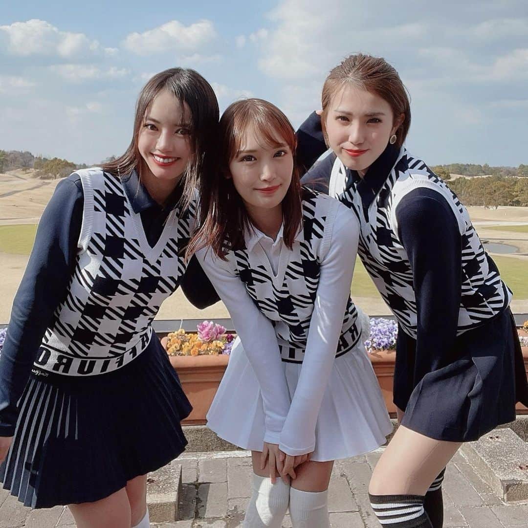hina2221のインスタグラム：「Raffhuro Girls🤍💜 ありがとうございました🥰✨  2枚目は @tokaigolf_i.w.g.p_official  代表の @shintalow_golf さん✨ (わたしの髪が風でボサボサすみません😭)  たくさんの出会いがあった1日✨  私の中で忘れることができない大切な1日となりました🥺 . . .  #ゴルフ女子#ゴルフ男子#ゴルフ初心者#ごるふ女子#ごるふ男子#ゴルフ女子初心者#レザレクション#レザレクショントウキョウ#ゴルフコーデ#ゴルフウェア#インスタゴルフ女子#ゴルフ好き##インスタゴルフ部#ドライバー#スイング動画#巻き髪ロング #ゴルフウェア golfgirlsofinstagram#高尔夫#日焼け」