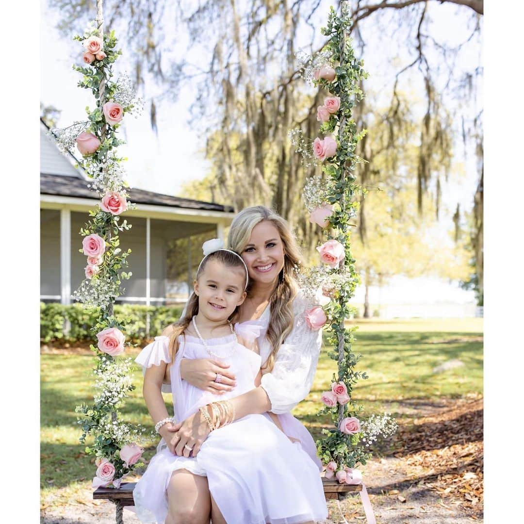 カーラ・モナコさんのインスタグラム写真 - (カーラ・モナコInstagram)「All my Orlando friends, I am happy to announce I have partnered up with @amybrittonphotography, for gorgeous Mothers Day photo sessions @brambletree.estate!!! She will be shooting sessions all day on 4/30 and possibly 5/1! Contact her asap if you’d like to book, as her spots will fill up very fast!!! Swing decorated by yours truly. 😉💖#mothersday #mothersdaygift #photoshoot #photoshootideas」3月29日 22時42分 - karamonaco