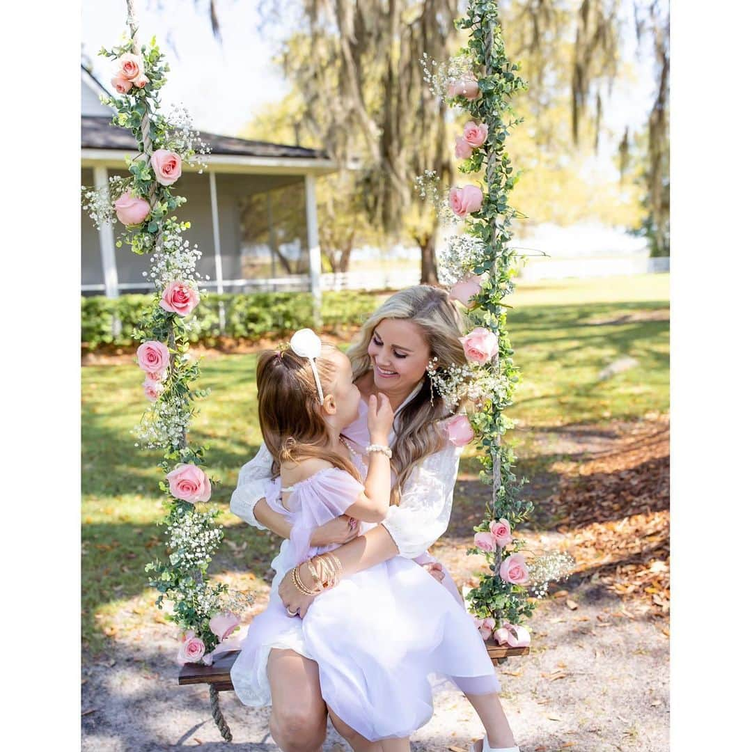 カーラ・モナコさんのインスタグラム写真 - (カーラ・モナコInstagram)「All my Orlando friends, I am happy to announce I have partnered up with @amybrittonphotography, for gorgeous Mothers Day photo sessions @brambletree.estate!!! She will be shooting sessions all day on 4/30 and possibly 5/1! Contact her asap if you’d like to book, as her spots will fill up very fast!!! Swing decorated by yours truly. 😉💖#mothersday #mothersdaygift #photoshoot #photoshootideas」3月29日 22時42分 - karamonaco