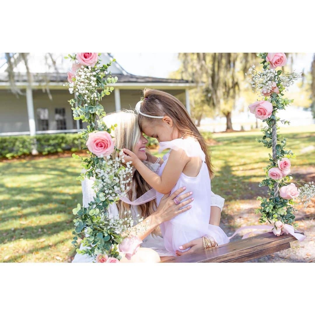 カーラ・モナコのインスタグラム：「All my Orlando friends, I am happy to announce I have partnered up with @amybrittonphotography, for gorgeous Mothers Day photo sessions @brambletree.estate!!! She will be shooting sessions all day on 4/30 and possibly 5/1! Contact her asap if you’d like to book, as her spots will fill up very fast!!! Swing decorated by yours truly. 😉💖#mothersday #mothersdaygift #photoshoot #photoshootideas」