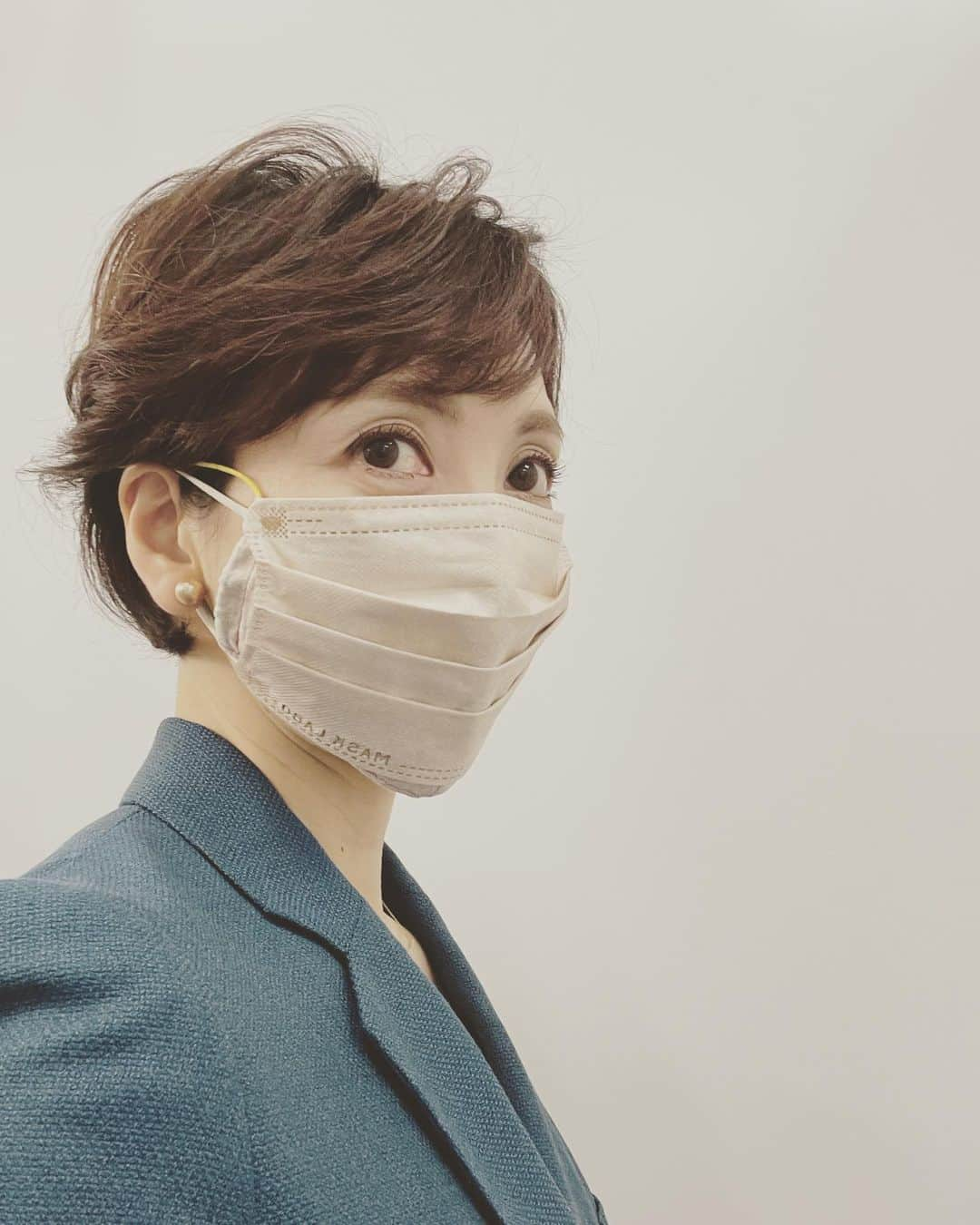 塩田真弓さんのインスタグラム写真 - (塩田真弓Instagram)「連日 専門家の方々の相次ぐ分析に 目が釘付けですが  この週末の ロシア専門家 小泉悠さんの言葉が こだましています  「化学兵器が使用されたらー と言うけれど 先日の マリウポリの劇場で 子供が、 発表されているだけで 300人、 瓦礫の下に きっと もっと 犠牲になったことが スルーされているのは おかしくないか」  化学兵器が 甚大な被害を 及ぼすから 禁止されている 兵器だから という理由で その次の行動の 根拠になるとしたら もうすでに 根拠相当分の被害に 襲われている  小泉さんの分析には 鋭さと 人間らしさが あるのだと 悟ったのでした  #nowarinukraine #最近の衣装はずっとブルー　＃好きな色だからうれしい　#ブルージャケット　#テーラーメイド」3月29日 22時59分 - mayumi_shiota_