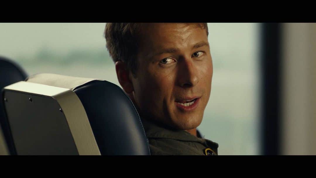 グレン・パウエルのインスタグラム：「Good morning, aviators. What do we have here…  Check out the NEW Top Gun: Maverick” Trailer and (finally) see us in theaters May 27!」