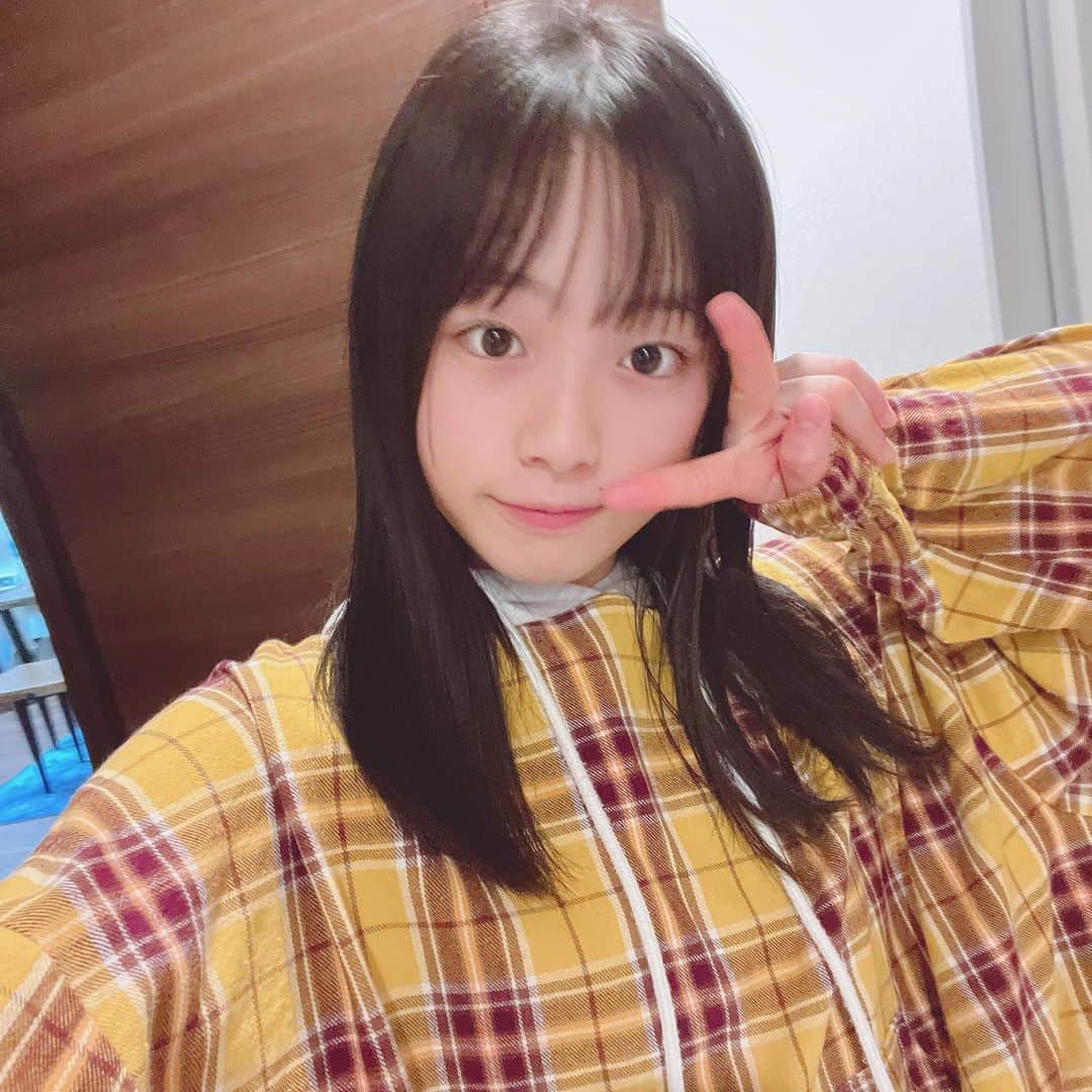 のインスタグラム：「お風呂上がりピース✌️  今日も今日とて遅くなりました～🤫🤫 毎日投稿頑張る！♥️   #ひまひまチャンネル #ひまひま #今からお風呂」