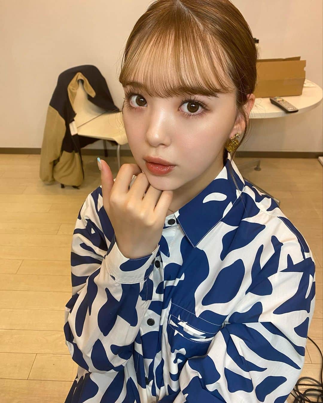 高橋有紀のインスタグラム：「早速パイナップル付けてくれて嬉しい🍍 （今日にこちゃんが私服で着てたCALNAMURのセットアップも可愛かったな〜）」
