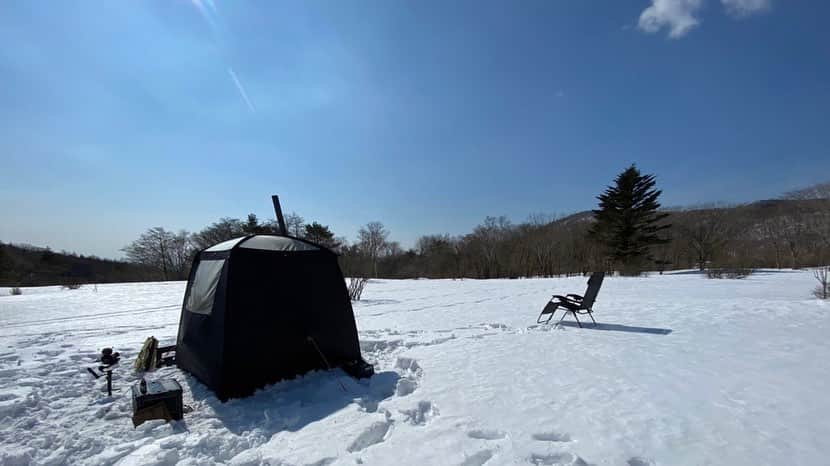のインスタグラム：「❄️🧖‍♀️  outdoor sauna 雪編！  大自然サウナはやっぱり開放感溢れて気持ちいい！  雪にビキニで寒そうという声がとても多かったのですがサウナでしっかりあたたまるので全然寒くないです！！  天気も良くてスノーモービルで走り抜けても涼しくて気持ちよかったです〜！！  続きを是非、動画でご覧下さい⛄️！」