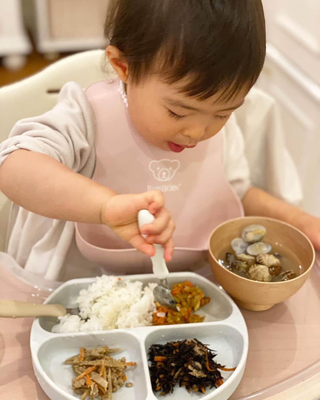 篠田麻里子さんのインスタグラム写真 - (篠田麻里子Instagram)「もうすぐ2歳なんて早すぎる🥺  食事も幼児食大人の取り分けだったり味付け薄めで進んでます😌 寝たふり最近のブームです😌  @shinomama_diary  #一歳11ヶ月 #もうすぐ2歳」3月29日 23時43分 - shinodamariko3