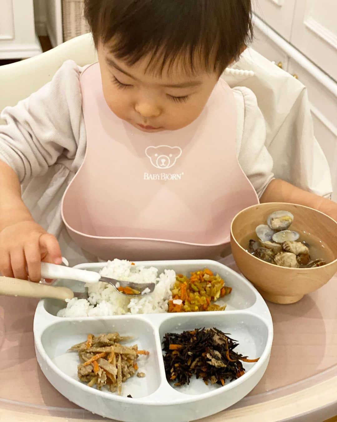 篠田麻里子さんのインスタグラム写真 - (篠田麻里子Instagram)「もうすぐ2歳なんて早すぎる🥺  食事も幼児食大人の取り分けだったり味付け薄めで進んでます😌 寝たふり最近のブームです😌  @shinomama_diary  #一歳11ヶ月 #もうすぐ2歳」3月29日 23時43分 - shinodamariko3