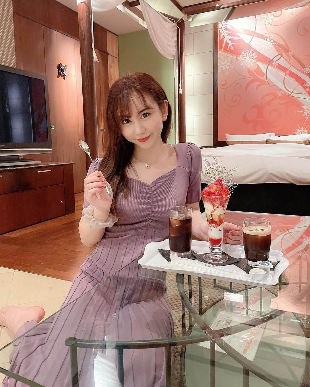 橘芹那のインスタグラム：「@hotel_grace_toyama #ラブホ飯 #富山   ✧ウェルカムドリンク🥤 ✧期間限定✨Grace特製苺パフェ🍓 ✧カツサンド🥪ポタージュ付き🫕 ✧スムージー🍇 美味しかった〜🥴🤍  #富山旅行 #富山ホテル #ラブホテル #おすすめホテル #オシャレな空間 #インスタ映えグルメ #苺スイーツ #苺パフェ #カツサンド #スムージー #旅スタグラム #食べスタグラム #食べるの大好き #食べるの好きな人と繋がりたい #オシャレな人と繋がりたい #美男美女と繋がりたい #いいね #いいね返し」