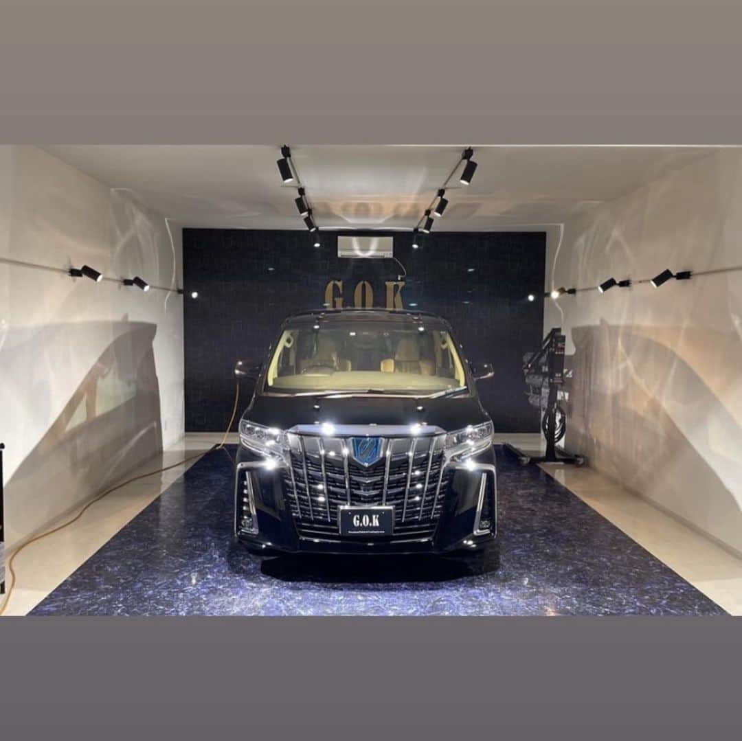伊津野亮のインスタグラム：「#g.o.k #gok #新車以上 #輝き200% 傷だらけの #アルファード #新車以上の輝き たまには頑張ってる 愛車にご褒美を！」