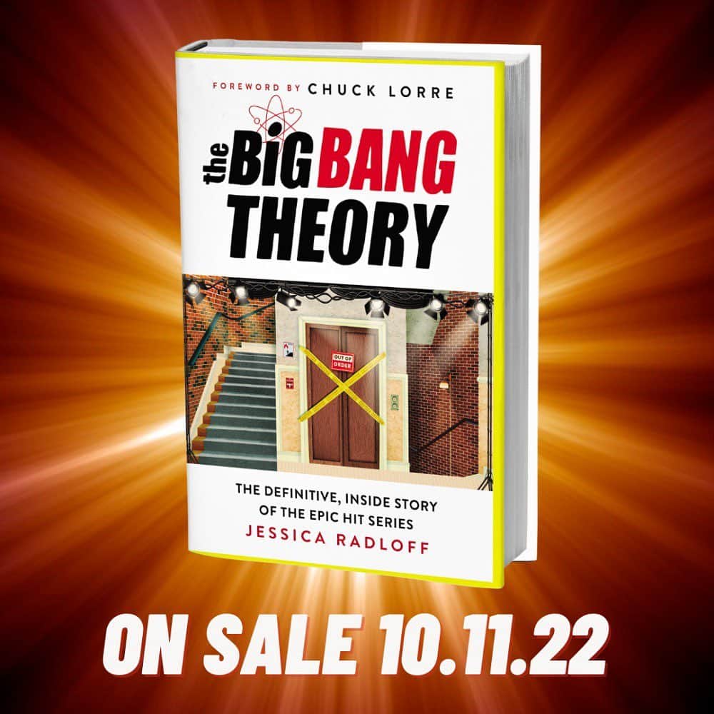 ジョニー・ガレッキのインスタグラム：「I don’t get paid for this. Nor have I read it. But I look forward to anything from the talented, insightful and all-around wonderful @jessicaradloff14 #thebigbangtheorybook publish date: 10/11/2022 Pre-order at https://www.thebigbangtheorybook.com/ “THE BIG BANG THEORY: THE DEFINITIVE, INSIDE STORY OF THE EPIC HIT SERIES is a riveting, entertaining look at the sitcom sensation, with the blessing and participation of co-creator Chuck Lorre and executive producer Steve Molaro, as well as Johnny Galecki, Jim Parsons, Kaley Cuoco, Simon Helberg, Kunal Nayyar, Melissa Rauch, Mayim Bialik, and more. Glamour senior editor Jessica Radloff, who has written over 200 articles on the series (and even had a cameo in the finale!), gives readers an all-access pass to its intrepid producing and writing team and beloved cast. It’s a story of on-and-off screen romance told in hilarious and emotional detail, of casting choices that nearly changed everything (which even some of the actors didn’t know until now), of cast members bravely powering through personal tragedies, and when it came time to announce the 12th season would be its last, the complicated reasons why it was more difficult than anyone ever led on. Through hundreds of hours of interviews with the sitcom’s major players, Radloff dives into all this and much more. The book is the ultimate celebration of this once-in-a-generation show and a must-have for all fans.”」