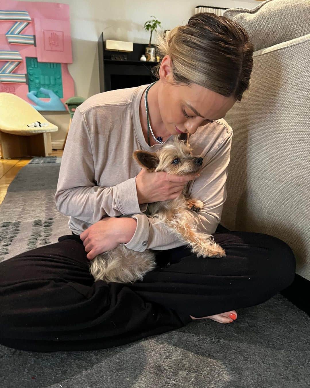 ヒラリー・ダフのインスタグラム：「Rest easy my sweet Jak… a true fine wine ….We won’t miss you peeing all over the house or barking all night…but I was so lucky to get almost two decades with you!! You watched me bring all my babies home. You, Lola, and Dubie  taught me so much responsibility before having these human babies and you sure gave me a lot of comfort and love when I needed it the most! Night night angel ♥️🌕✨I know it’s endless 🦴🦴s up there for you! Say Hi to the OG pack. Love you guys」