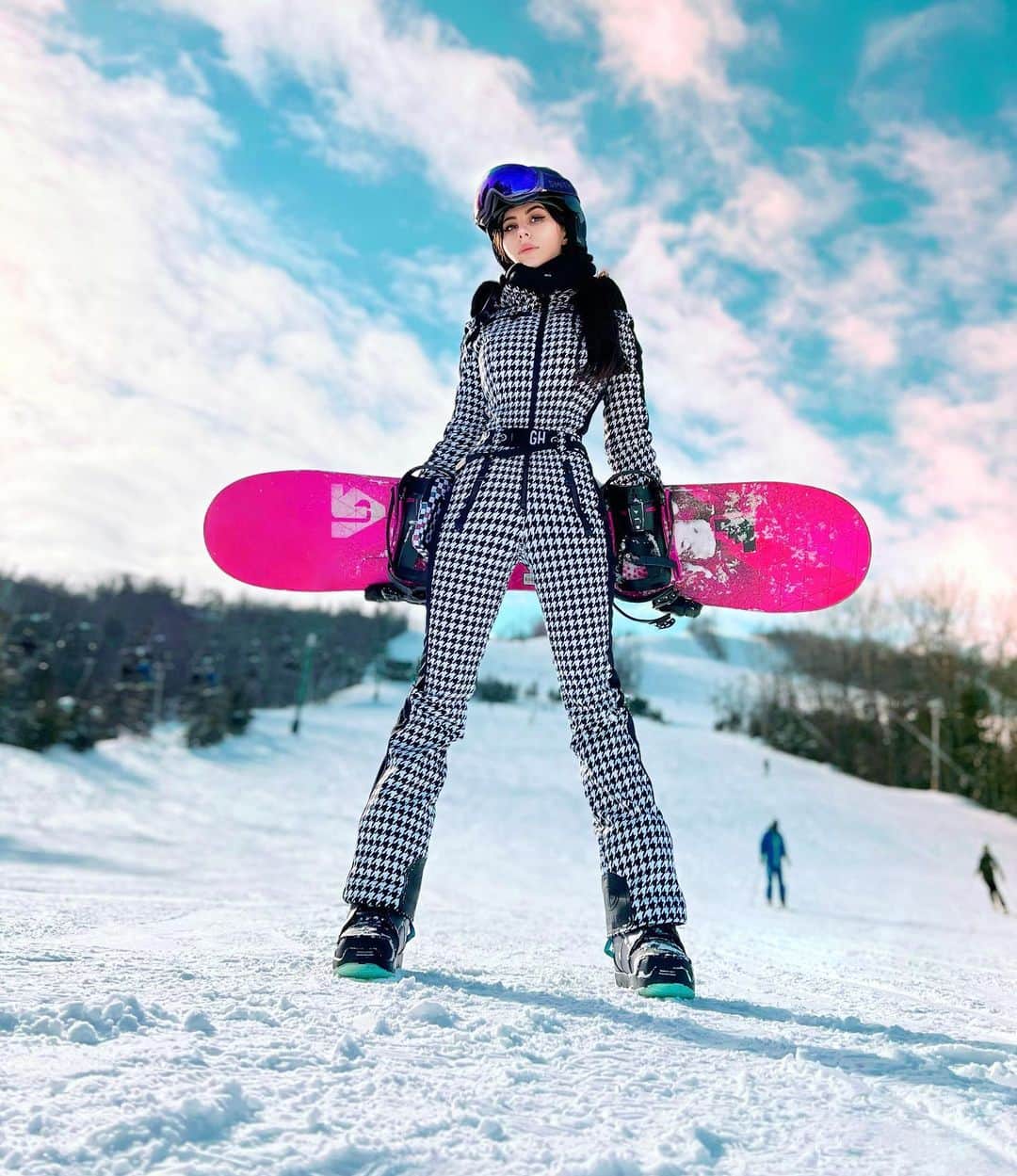 Azzyのインスタグラム：「Never Bored. 🏂」