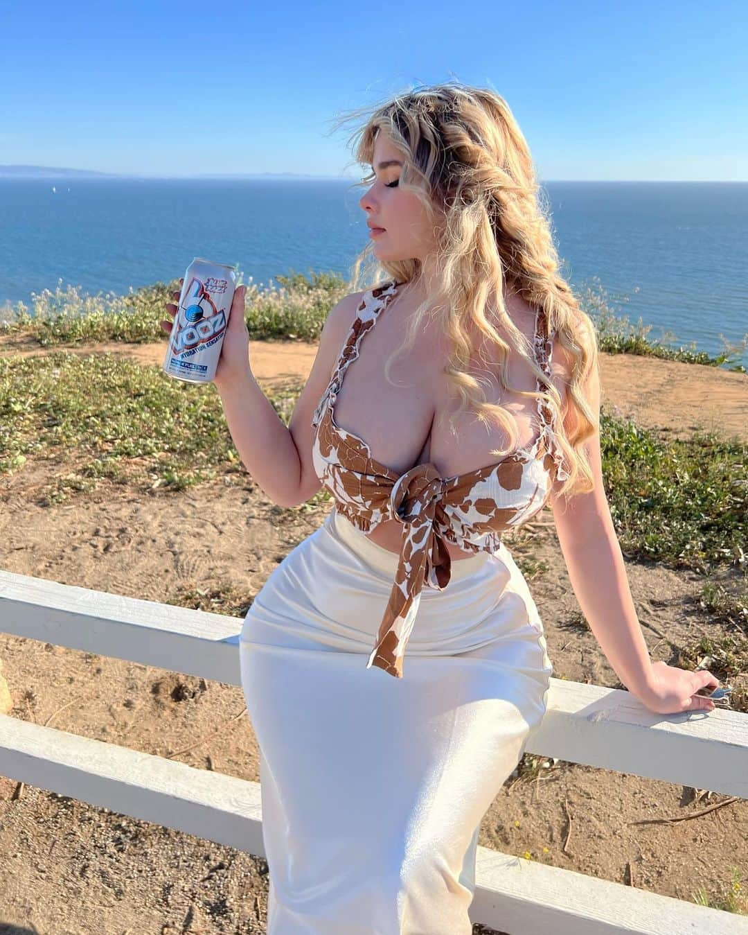 Anastasiya Kvitkoさんのインスタグラム写真 - (Anastasiya KvitkoInstagram)「Golden hour😌  @VoozHydrate available at #Kroger   Follow the inventor @BangEnergy.CEO 😎  #VoozHydrate」3月30日 4時48分 - anastasiya_kvitko