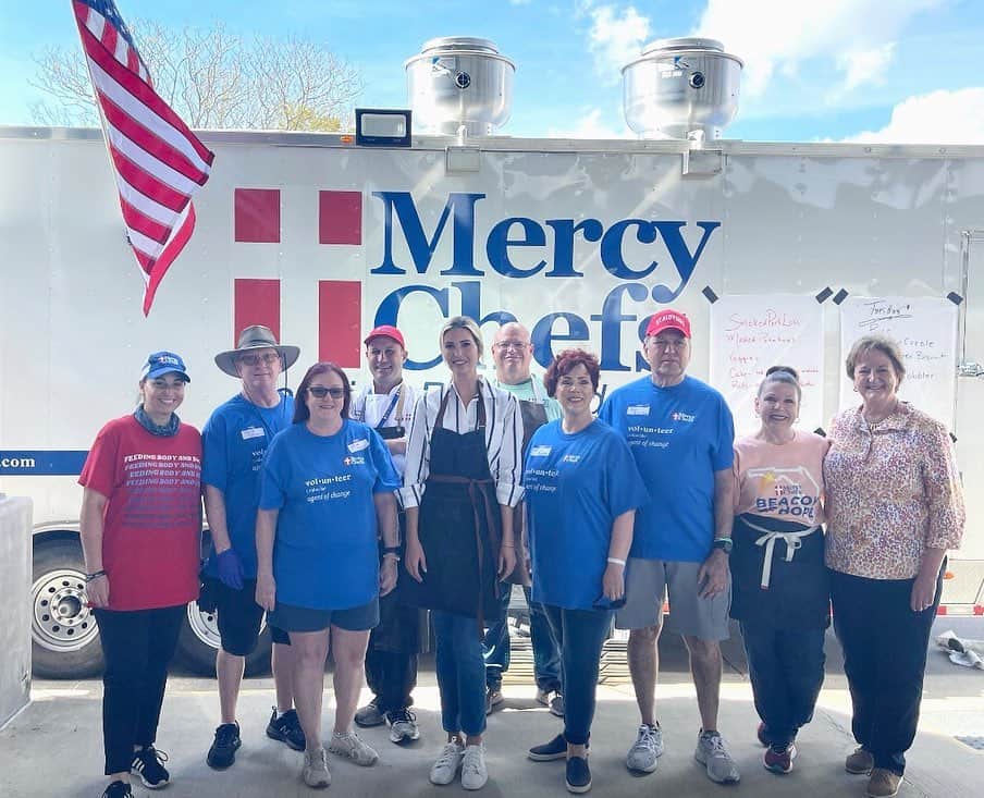 イヴァンカ・トランプのインスタグラム：「On the road with my friends from Mercy Chefs today in New Orleans preparing and serving meals to families whose homes were destroyed by the recent tornadoes.   Blessed to join them in these efforts as we pray for the people affected by these tornadoes.」
