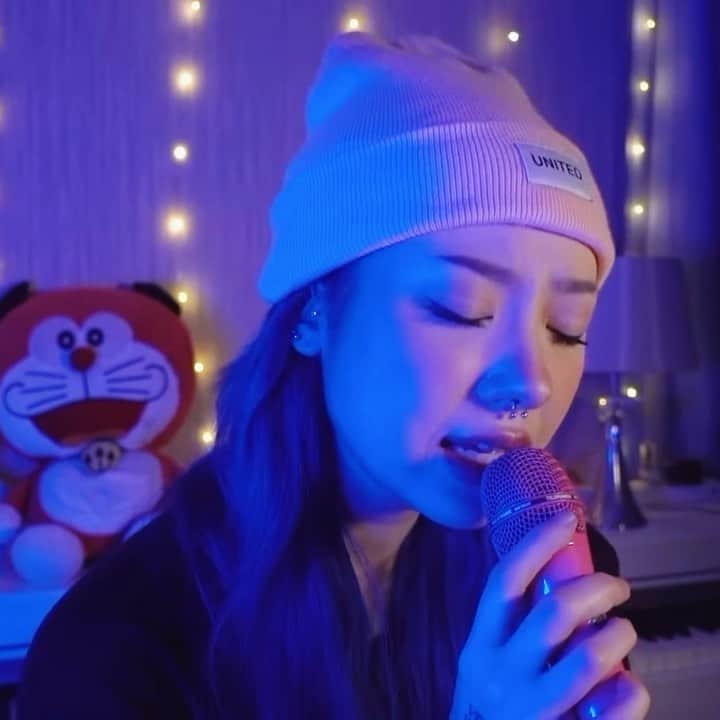 ヤンニーン・ワイゲルのインスタグラム：「ถ้าเราเจอกันอีก (Until Then) - @tillybirds (Full cover on YOUTUBE) เป็นเพลงที่ร้องยากมาก ระหว่างอัดไม่รู้ว่าได้ร้องอะไรมากกว่ากันระหว่างร้องเพลงกับร้องไห้🥲 เสียงอาจจะมีแหบๆไปบ้างนะ แต่ก็พยายามร้องจนจบเพลง55555」